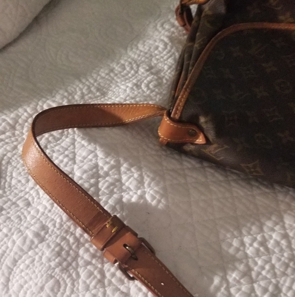 Authentic Louis Vuitton Saumur 35 Crossbody Bag #AR0930 - Picture 16 of 16
